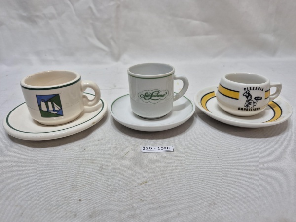 Lote de 3 xícaras de café em porcelana para colecionador.