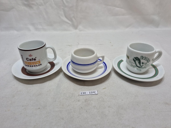 Lote de 3 xícaras de café em porcelana para colecionador, pires adaptado.