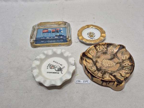 Lote de 4 cinzeiros para colecionador, sendo em porcelana e vidro. Medindo o maior 12cm x 2cm de altura.