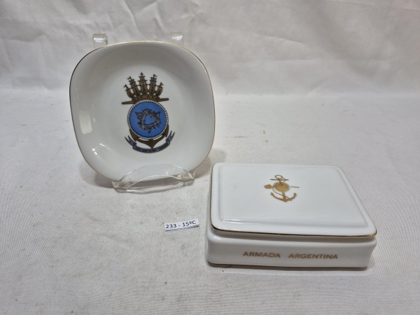 Lote em porcelana militar, composto de petisqueira com brasão da ARA Santísima Trinidad e caixa retangular da Armada Argentina. Medindo a caixa 13cm x 9cm x 4cm de altura.