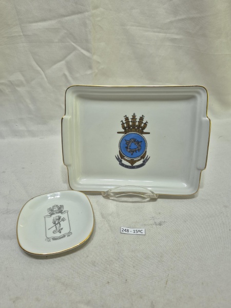 Lote de 2 peças em porcelana da Armada Argentina, sendo uma travessa retangular com brasão da ARA Santísima Trinidad e um pratinho quadrado com o brasão da Corbeta Guerrico. Medindo o maior 19cm x 15c