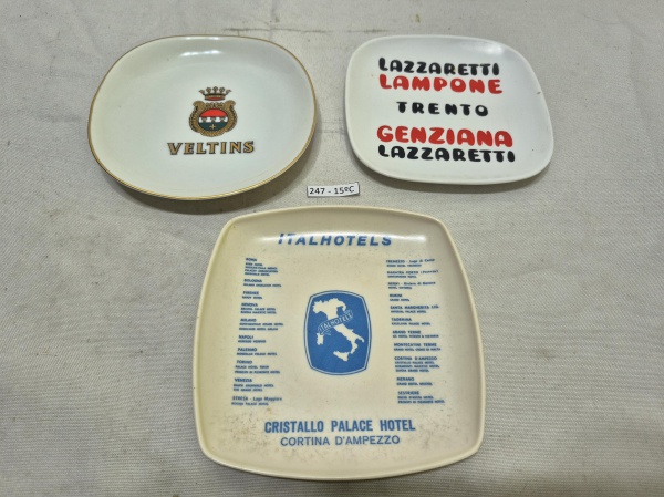 Lote de 3 petisqueiras para colecionador em porcelana e resina. Medindo o maior 13,5cm x 13,5cm.