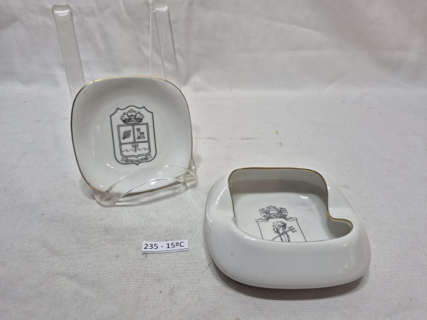Lote em porcelana militar, composto de petisqueira com brasão da ARA Corbeta Drummond e cinzeiro com brasão da ARA Corbeta Guerrico. Medindo o cinzeiro 11cm x 11cm x 4cm de altura.