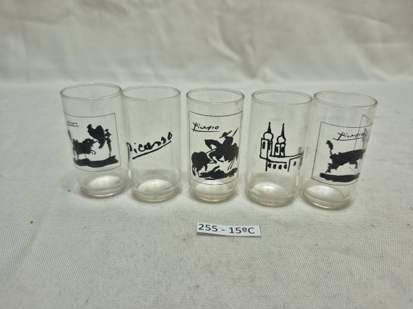 Conjunto de 5 copos de shot em demicristal incolor decorados com ilustrações em preto atribuídas a Picasso. Medindo 3cm x 5,7cm de altura.