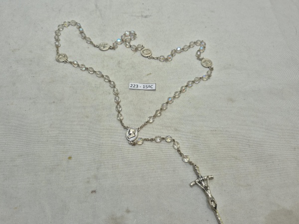 Lindo terço com contas em cristal, Cristo e acabamento em metal prateado.