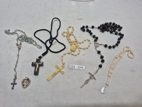Lote de 4 terços, colar com crucifixo e 1 pingente, materiais e modelos diversos.