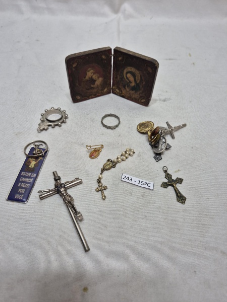 Lote sacro, composto de crucifixo, pingentes de santinhos, etc.