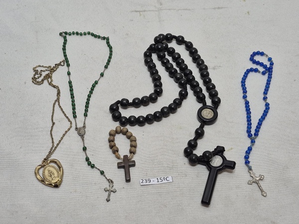 Lote sacro, composto de terços, colar e anel.