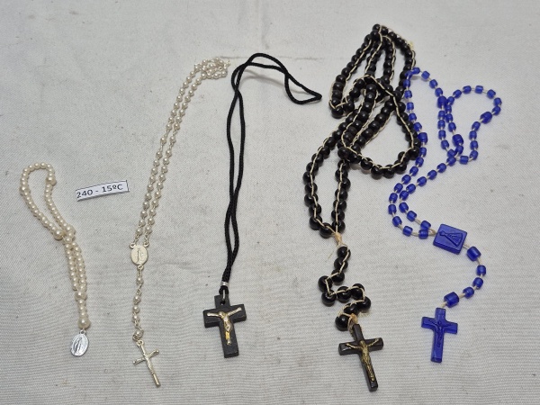Lote sacro, composto de colar e terços.