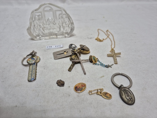 Lote sacro diverso, composto de santa ceia em vidro, cruficixo em santinhos na forma de pingente, etc. Medindo 7cm de altura.