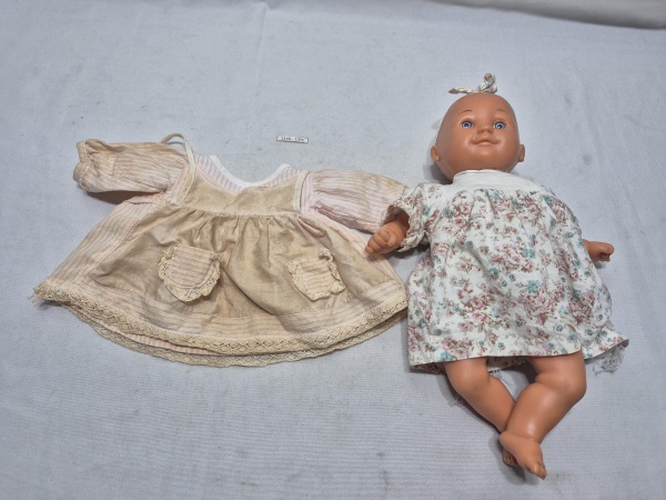 Antiga boneca em borracha com roupinha em tecido. Medindo 30cm de altura.