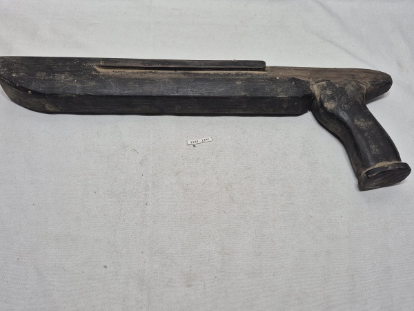 Corpo de arma decorativo em madeira. Medindo 48cm de comprimento.