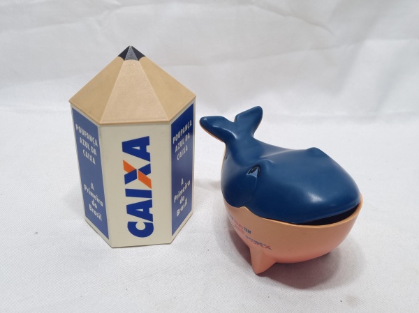 Lote de 2 cofres em plastico duro com logo da Caixa Economica Federal. Medindo o da caixa 13,5cm de altura.