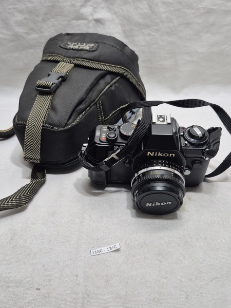 Antiga câmera fotográfica analógica da Nikon F-301. Acompanha lente de 50mm e estojo. Não testado.