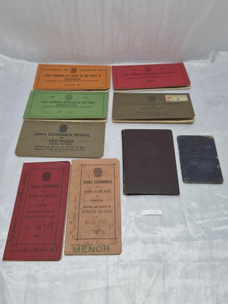 Lote de diversos documentos pessoais com suas curiosidades, datado de 1924 em diante. Cadernetas, carteiras de trabalho, título de eleitor, etc.