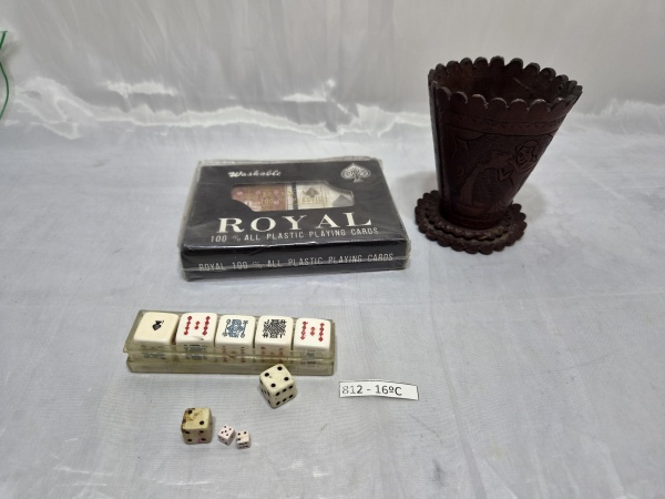 Kit poker, composto de par de baralhos em plástico, copo para dados em couro e diversos dados. Medindo o copo 7,5cm x 9cm de altura.