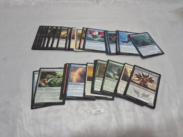 Lote de aproximadamente 50 cartas sortidas do jogo Magic.