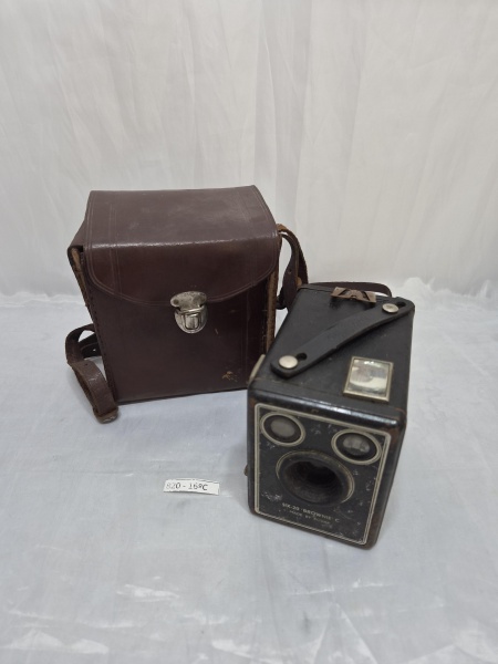 Câmera analógica Kodak Six-20 Brownie C dos anos 40, com um design estilo Art Deco. Case em couro, no estado.