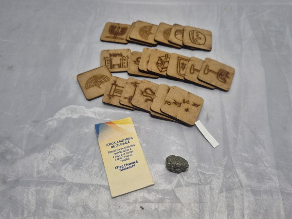 Jogo da memória em madeira com símbolos judaicos com 10 pares. Medindo a peça em media 4,5cm x 4,5cm.