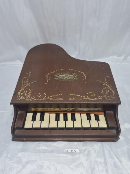 Mini piano de cauda de brinquedo vintage feito de madeira, com detalhes dourados pintados e marca Ypiranga, estimado por volta das décadas de 1930 a 1940. Medindo 34cm x 26cm x 8cm de altura. Faltando