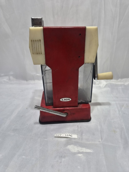 Apontador de lápis mecânico vintage de mesa com manivela, marca Lion. No estado.