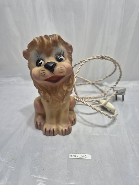 Abajur ou luminária infantil vintage de borracha/vinil em formato de leão, típico dos anos 1960. Medindo 18cm de altura. Funcionando.