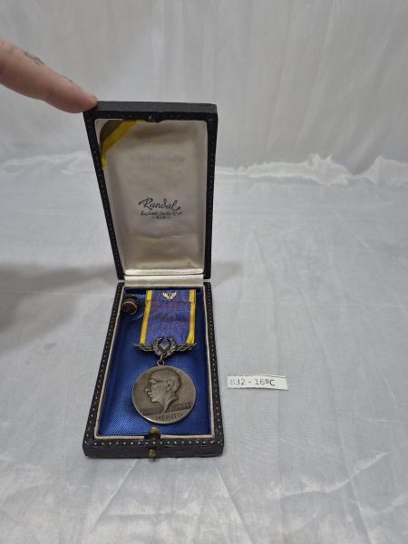 Medalha Mérito Santos Dumont - FAB - foi criada em 1956 p/ comemorar o aniversário de 50 anos do voo do avião 14 Bis e é entregue a militares que se destacaram na profissão, prata 900. Medindo a medal