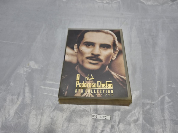 Box coletânea em DVD "O Poderoso Chefão - DVD Collection Limited Edition", composto por 4 estojos com encartes ilustrados dos personagens da trilogia e luva protetora acrílica transparente original.