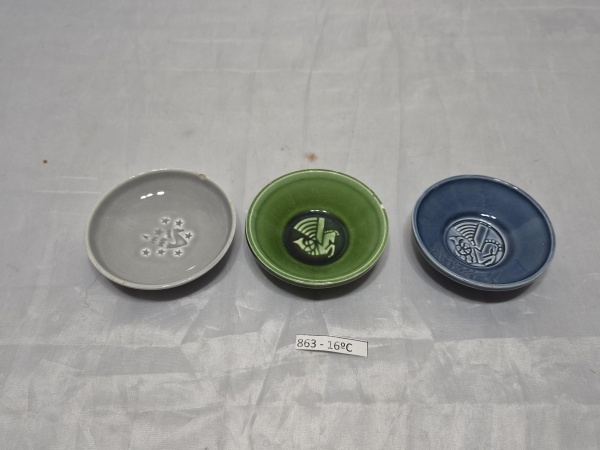 Lote de 3 manteigueiras em porcelana da cia aérea Air France. Medindo 7cm x 2cm de altura. Com leves bicados.