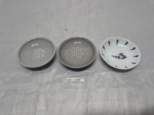 Lote de 3 manteigueiras em porcelana da cia aérea Air France. Sendo uma em porcelana francesa de Limoges. Medindo 7cm x 2cm de altura.