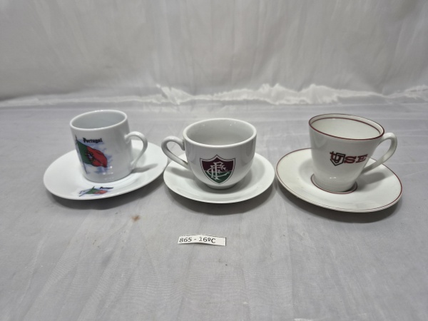 Lote de 3 xícaras de café com pires em porcelana para colecionador. Medindo uma delas 5cm x 5,5cm. Fluminense com pires adaptado.