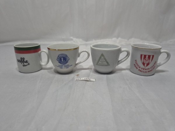 Lote de 4 xícaras de café sem pires em porcelana para colecionador. Medindo 5cm x 5,5cm de altura.