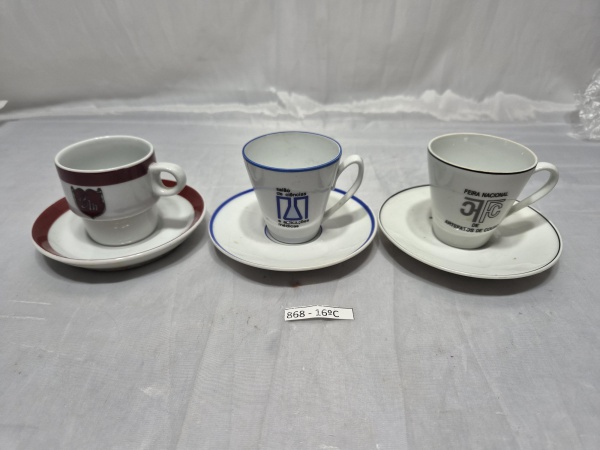 Lote de 3 xícaras de café com pires em porcelana para colecionador. Medindo a maior 5,5cm x 6cm de altura. Uma com fio de cabelo.