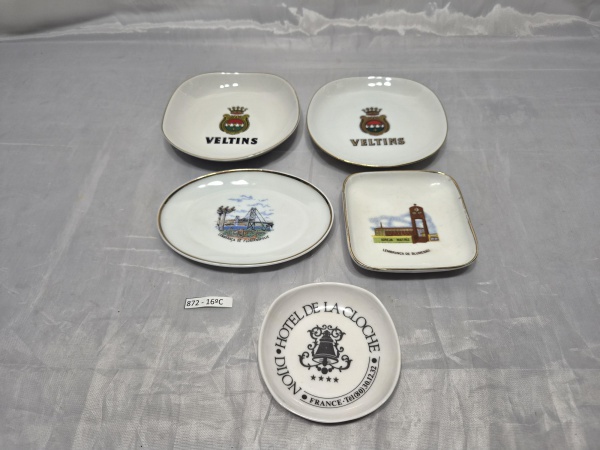 Lote de 5 petisqueira diversas para colecionador, sendo em porcelana e resina. Medindo uma delas 13cm x 13cm.