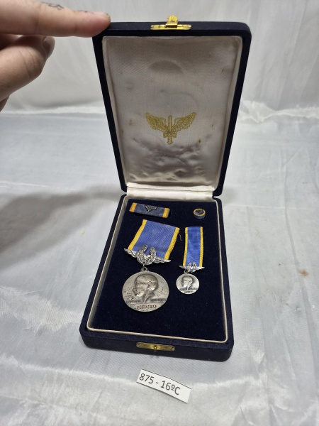 Conjunto completo da Medalha Mérito Santos-Dumont da Força Aérea Brasileira, composto por medalha em tamanho regulamentar, miniatura, barreta e roseta, acondicionado em seu estojo original de apresent
