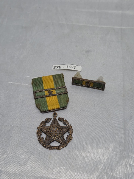 Medalha Militar de Bronze por 10 anos de bons serviços das Forças Armadas do Brasil, em bronze com fita e passadeira de uma estrela, acompanhada de sua respectiva barreta. Medindo 3,5cm de diâmetro.