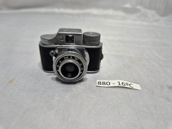Antiga minicâmera fotográfica subminiatura da marca HIT, confeccionada em metal com revestimento sintético preto e lente original, excelente item colecionável e decorativo de época. Medindo 5cm x 3,5c