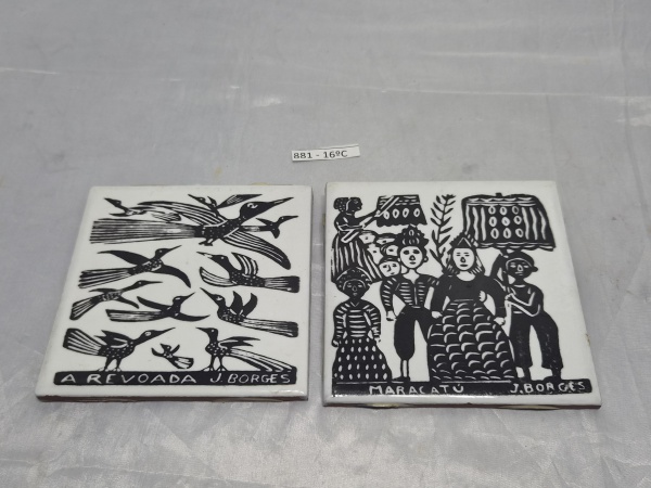 J. BORGES - Par de azulejos com pinturas do renomado José Francisco Borges, sendo as obras "A revoada" e "Maracatú". Medindo 10,5cm x 10,5cm.