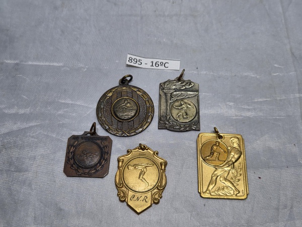 Lote de 5 medalhas diversas de esportes, para colecionador. Medindo uma delas 3,8cm x 2,7cm.