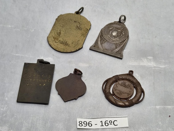 Lote de 5 medalhas diversas de esportes, para colecionador. Medindo uma delas 4,3cm x 2,7cm.