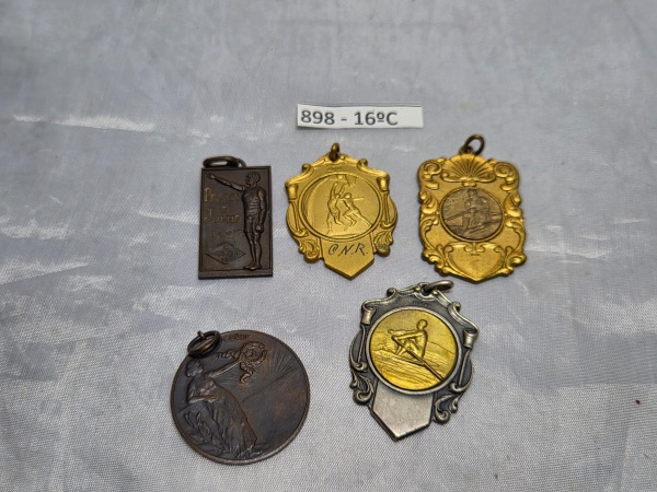 Lote de 5 medalhas diversas de esportes, para colecionador. Medindo uma delas 4cm x 2,8cm.