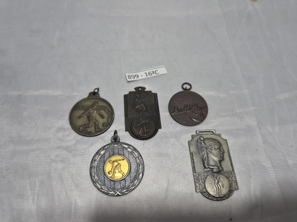 Lote de 5 medalhas diversas de esportes, para colecionador. Medindo uma delas 5cm x 2,8cm.