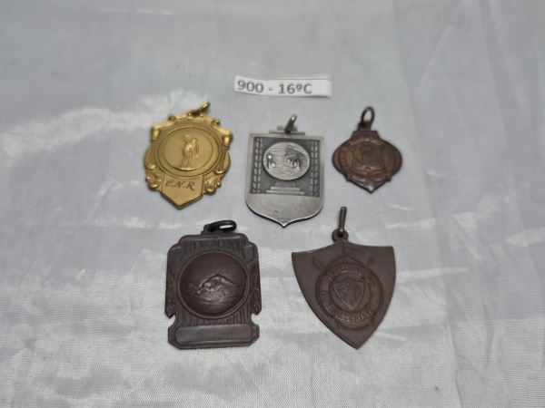 Lote de 5 medalhas diversas de esportes, para colecionador. Medindo uma delas 4cm x 2,5cm.
