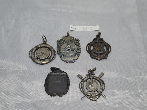 Lote de 5 medalhas diversas de esportes, para colecionador. Medindo uma delas 4cm x 3cm.