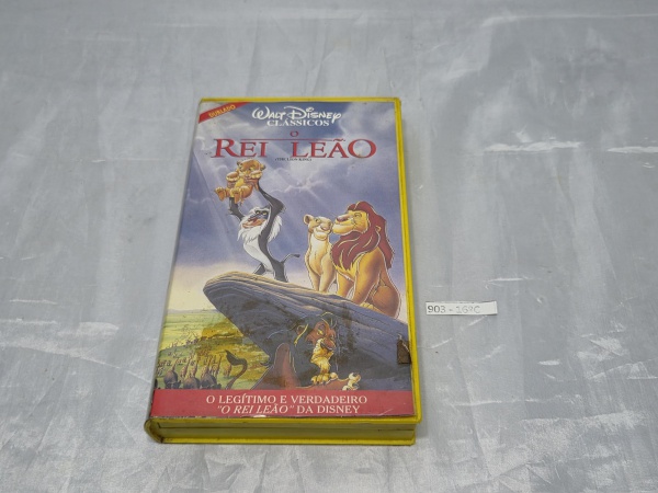 Fita VHS original do filme "O Rei Leão" da coleção Walt Disney Clássicos, versão dublada com estojo plástico amarelo original de época, ideal para colecionadores e entusiastas de itens nostálgicos.
