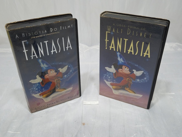 Conjunto composto por 02 fitas VHS originais do clássico "Fantasia" de Walt Disney, sendo uma contendo o filme e a outra com o making-of "A História do Filme", em seus estojos plásticos originais de é