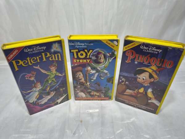 Lote composto por 03 fitas VHS originais da Disney ("Peter Pan", "Toy Story" e "Pinóquio"), em versões dubladas com estojos plásticos amarelos originais de época.
