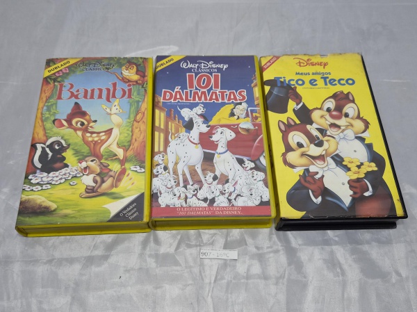 Lote composto por 03 fitas VHS originais da Disney ("Bambi", "101 Dálmatas" e "Meus Amigos Tico e Teco"), em versões dubladas com estojos plásticos originais de época.