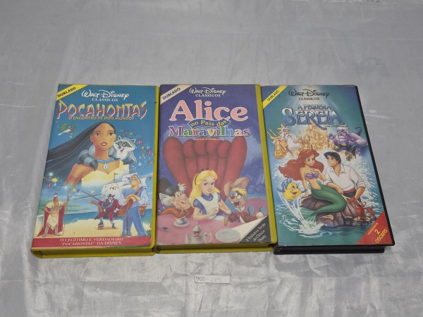Lote composto por 03 fitas VHS originais da Disney ("Pocahontas", "Alice no País das Maravilhas" e "A Pequena Sereia"), em versões dubladas com estojos plásticos originais de época.