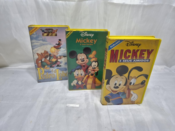 Lote composto por 03 fitas VHS originais da Disney ("Pedro e o Lobo", "Mickey e sua Turma" e "Mickey e seus Amigos"), em versões dubladas com estojos plásticos originais de época.